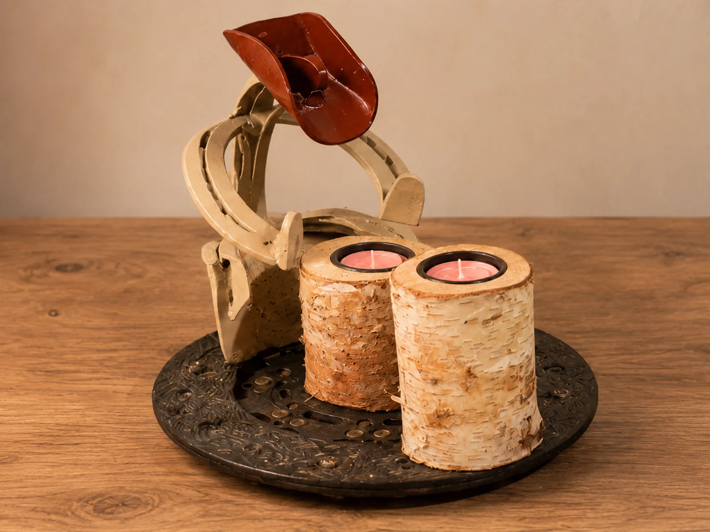 Decoratief metalen object met roos en kaarshouders